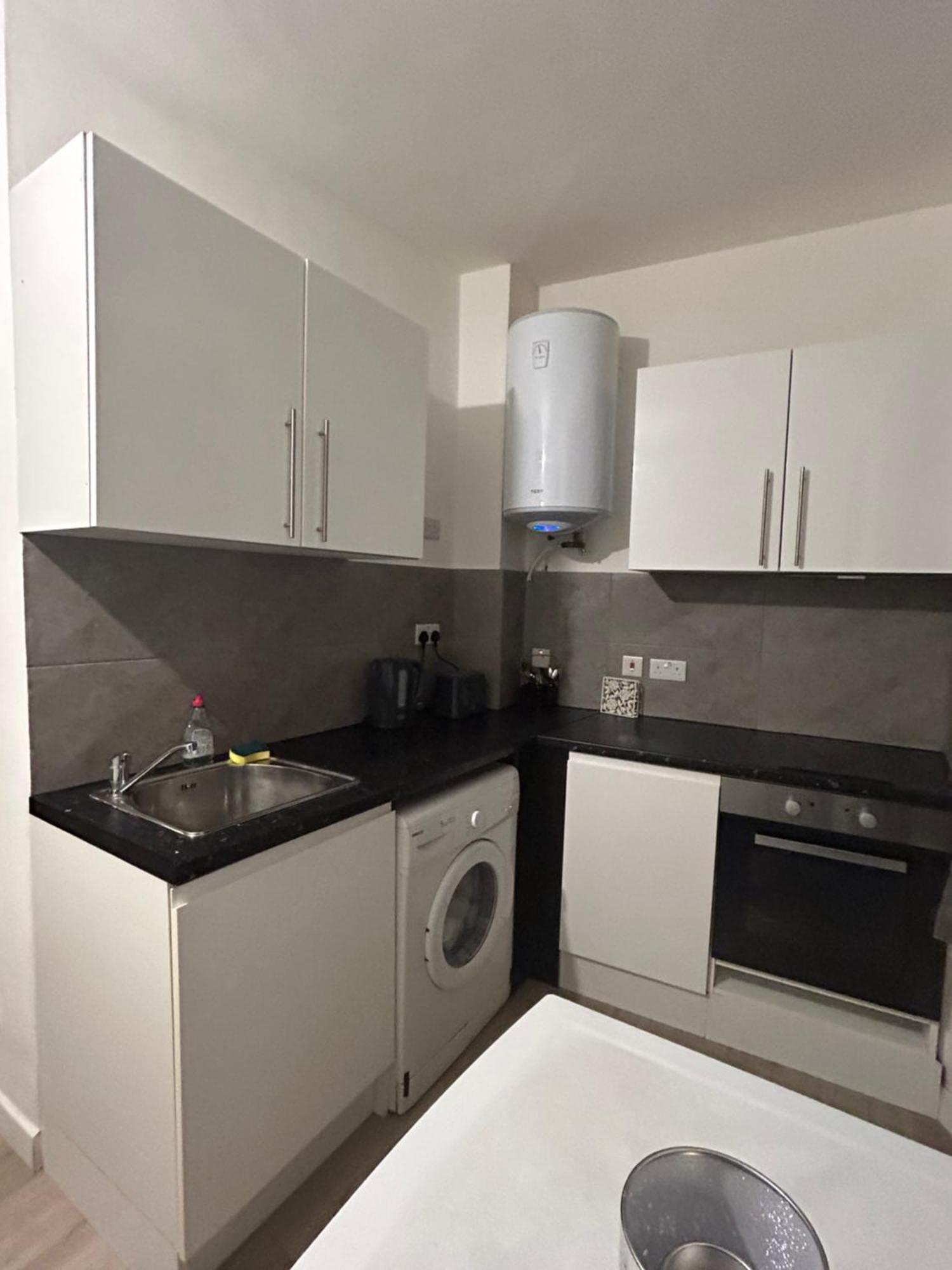 Spacious Studio Flat In Лондон Экстерьер фото