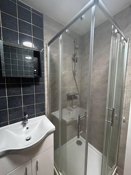 Spacious Studio Flat In Лондон Экстерьер фото