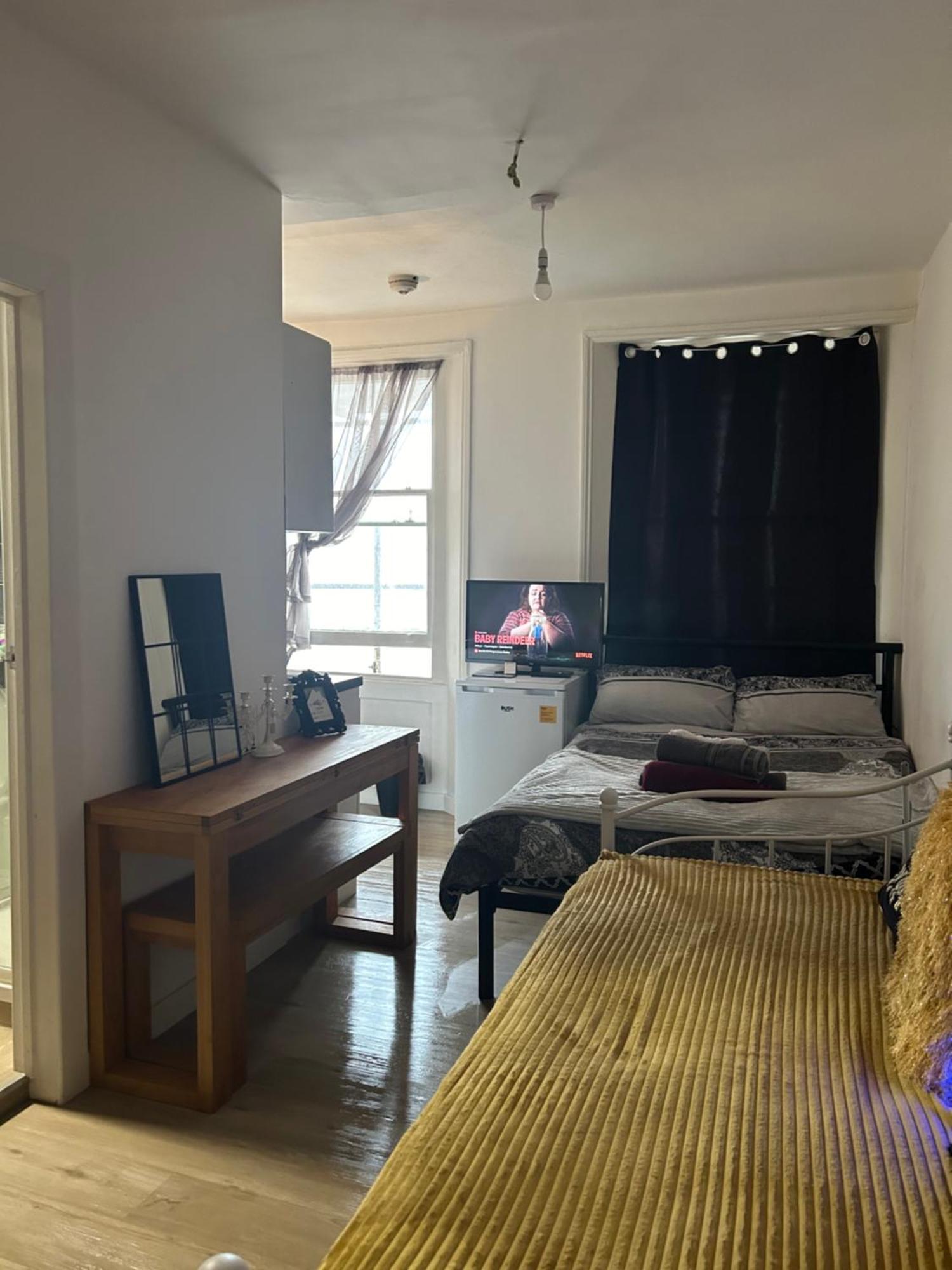 Spacious Studio Flat In Лондон Экстерьер фото